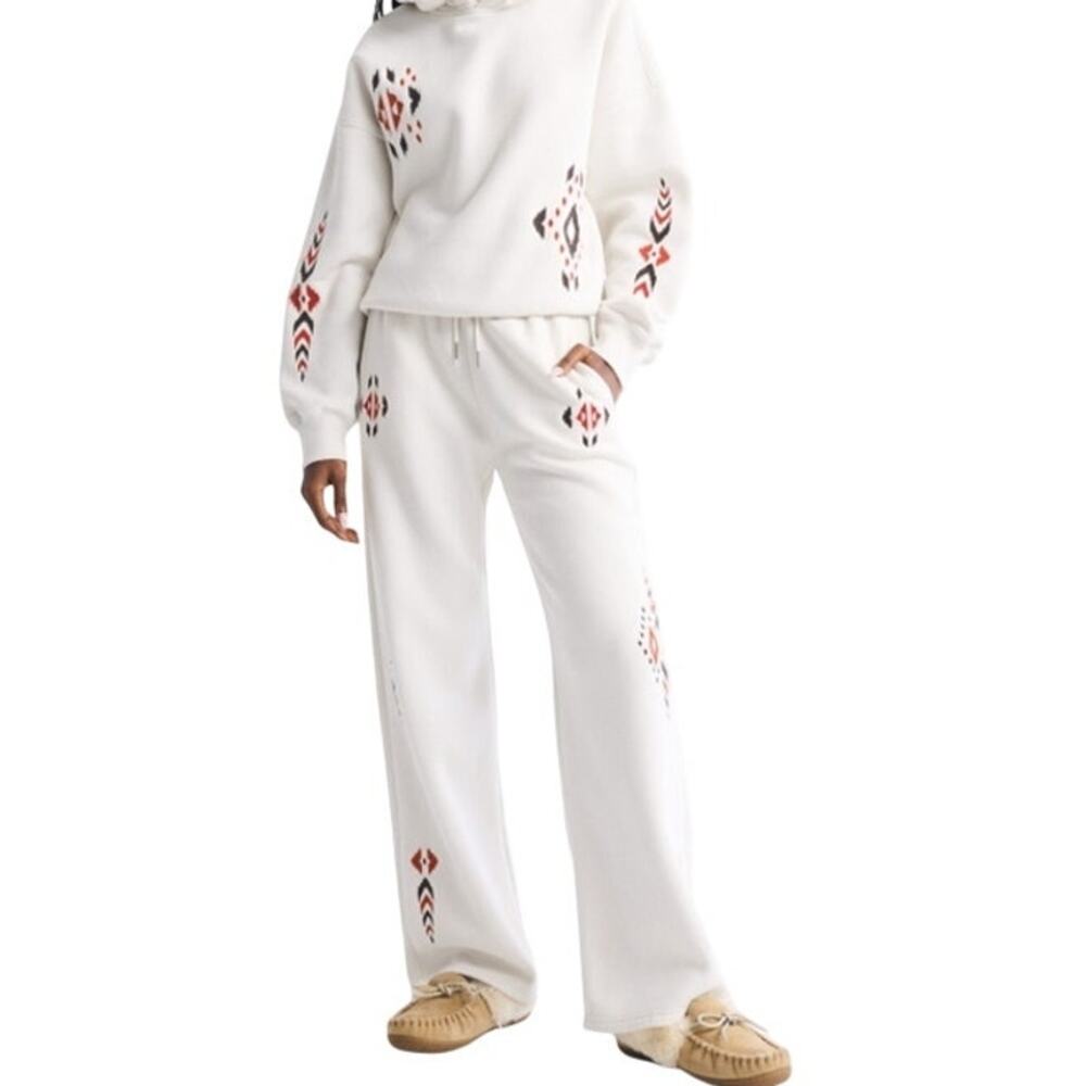 A&F Sunday Fleece Sweatpants and Hoodie Set Size Medium NWT Light Sand Pattern